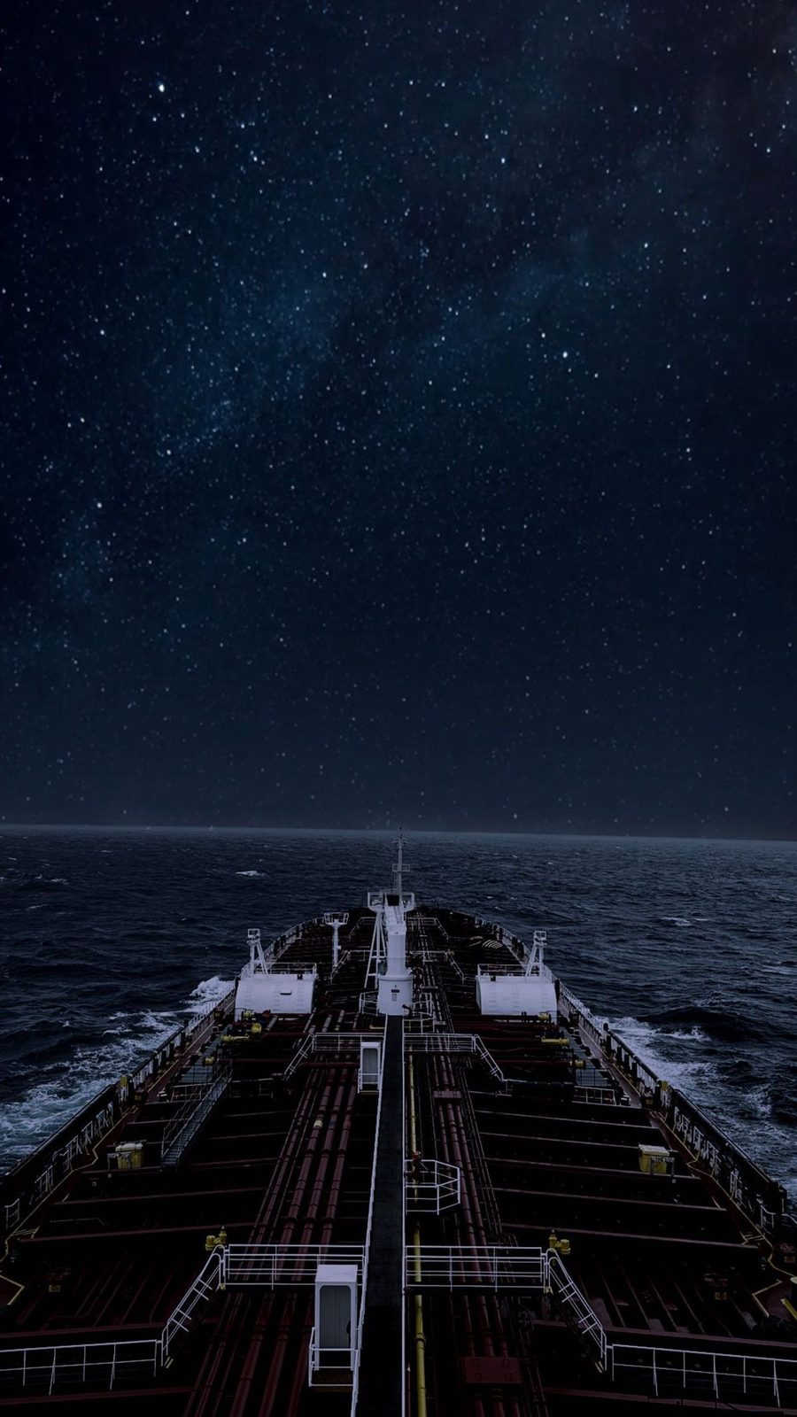 夜晚清晰星空下的油轮甲板